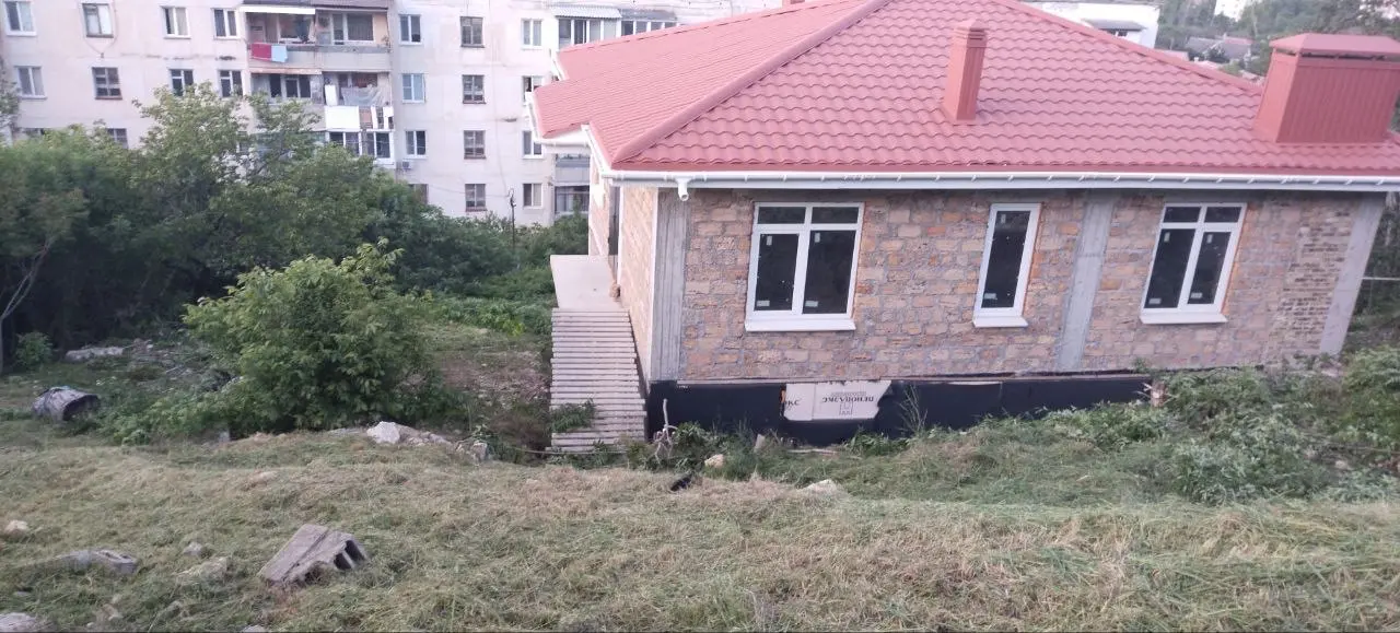 Реальное состояние дома в Балаклаве с установленной крышей и окнами